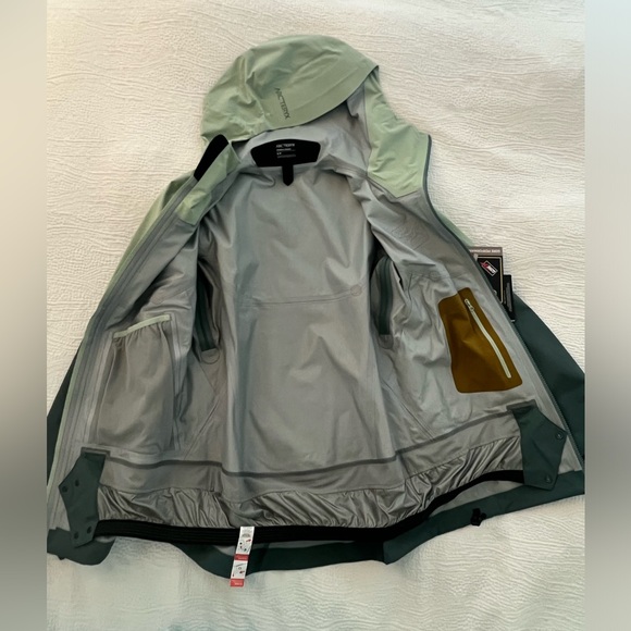 Arc’teryx Women SENTINEL AR JACKET - Picture 4 of 5